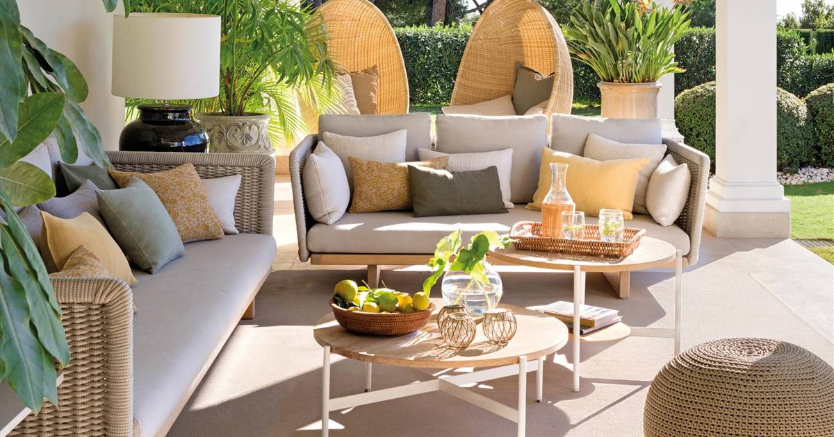 wicker and rattan garden sofas and armchairs with height adjustable coffee tables made in Spain.