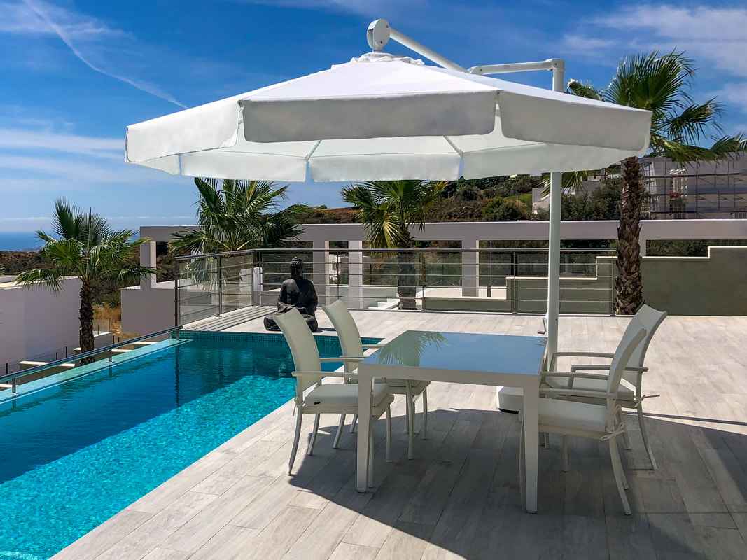 Great cantiliver umbrella designed for swimming pools and terraces