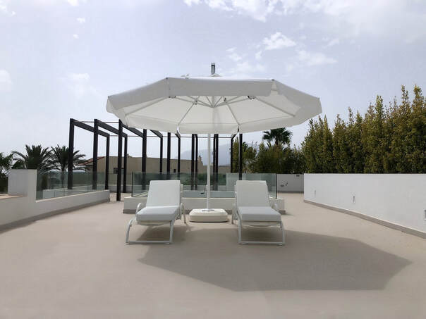 Great parasol with wheels and aluminium outdoor beds with textilene cushions designed for outdoor use