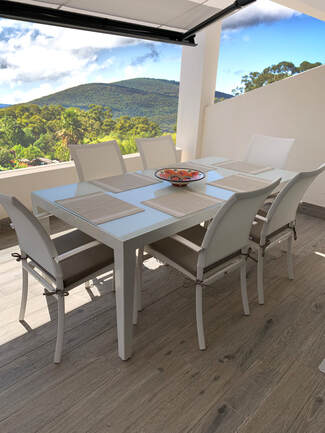 Extendable tables in glass and aluminium for daily use in garden , terraces and restaurants.