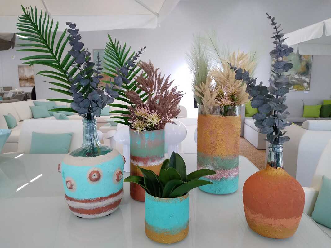 Decorative vases in cheerful and playful tones for outdoor spaces